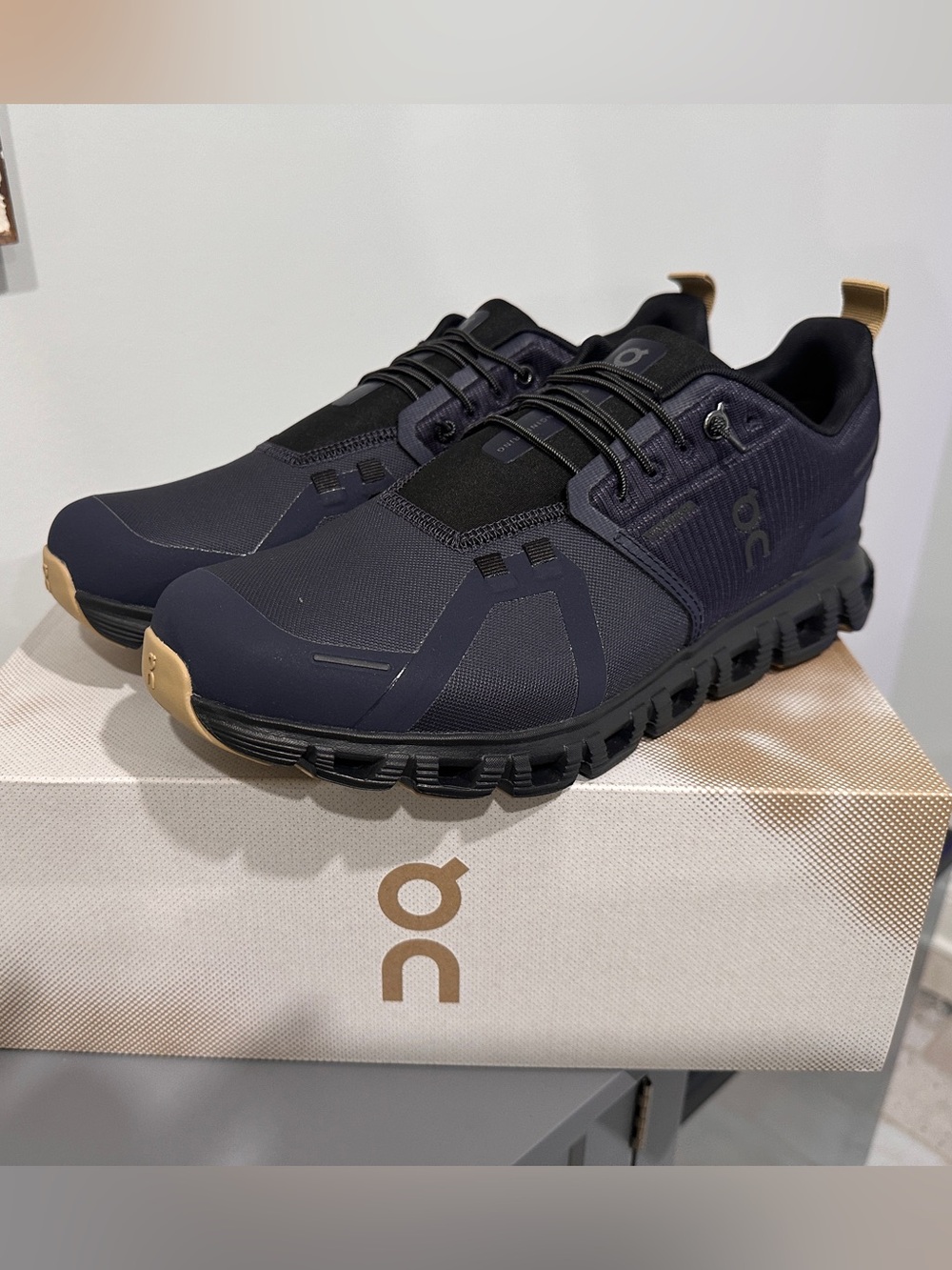 On Running Men's Black and Tan Cloud-Style Athletic Sneakers